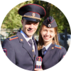 Женщина за ноутбуком.